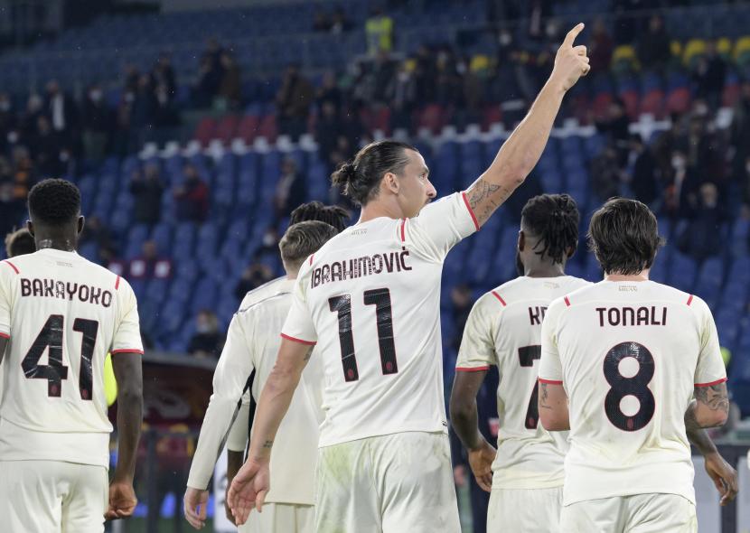Zlatan Ibrahimovic (tengah) dari Milan bergembira di akhir pertandingan sepak bola Serie A Italia antara AS Roma dan AC Milan di Roma, Italia, Senin (1/11) dini hari WIB.. 