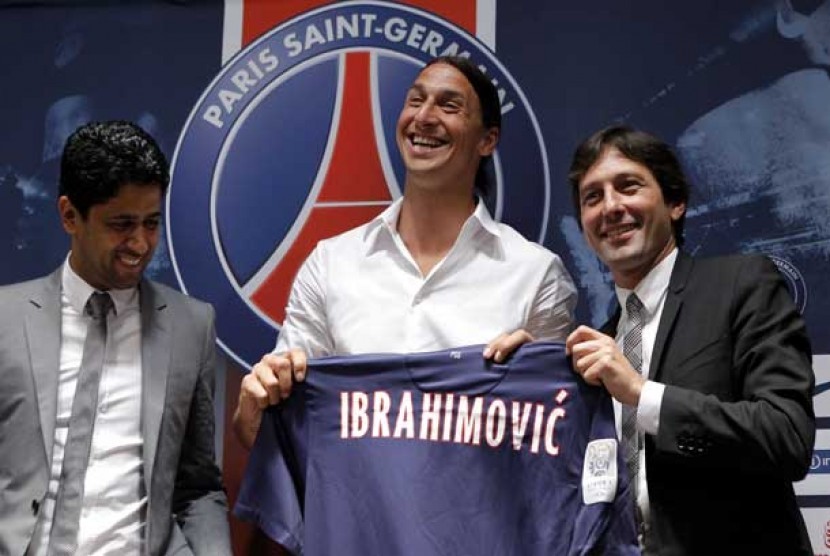Zlatan Ibrahimovic (tengah) diapit oleh  Presiden PSG Nasser al-Khelaifi (kiri) dan Direktur Olahraga PSG Leonardo (kanan).