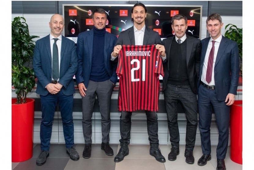 Zlatan Ibrahimovic (tengah) memegang kostum bernomor 21 yang akan dikenakan selama memperkuat AC Milan.