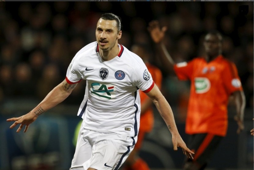 Zlatan Ibrahimovic usai membobol gawang Lorient.