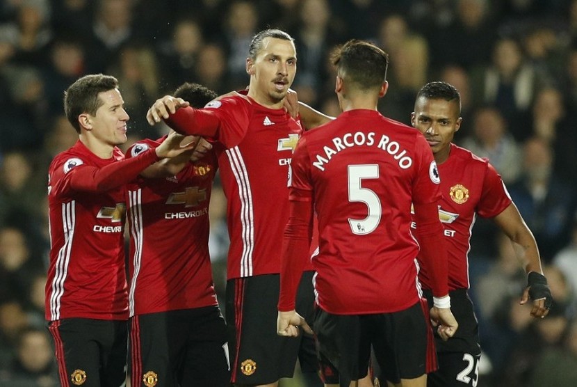 Zlatan Inrahimovic merayakan golnya ke gawang West Brom dalam laga lanjutan liga primer Inggris, Ahad (18/12). Manchester United unggul 2-0 berkat dua gol Ibra.