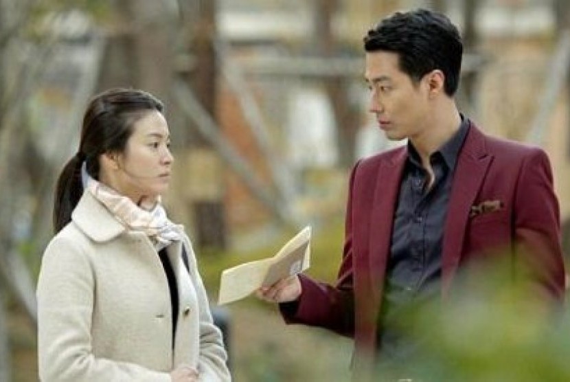 Zo In Sung (kanan) bersama Song Hye Kyodalam adegan di That Winter, The Wind Blows. Aktingnya di film ini mendapat apresiasi.
