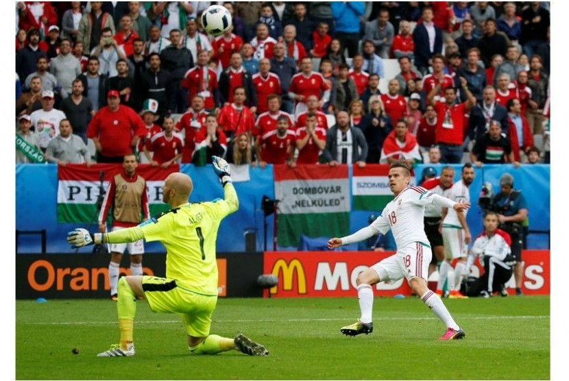 Zoltan Stieber saat mencetak gol ke gawang Austria.