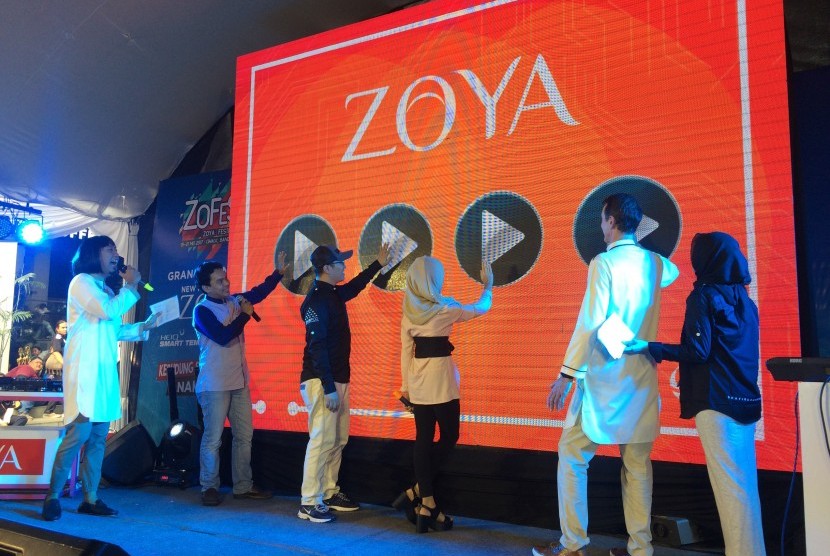Zoya meluncurkan 10 style kerudung sekolah di Union Square Ciwalk, Bandung (21/5).  