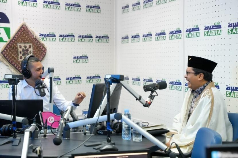 Dubes RI untuk Tunisia Zuhairi Misrawi (kanan) beberkan kekhasan Islam di Indonesia di hadapan radio Sabra FM, Tunisia.