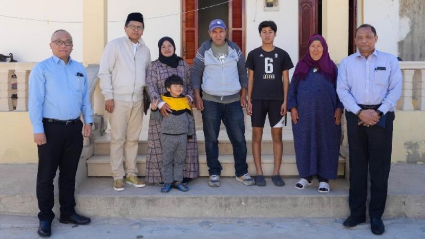 Duta Besar Republik Indonesia untuk Tunisia, Zuhairi Misrawi melakukan blusukan ke kediaman Halimah Halimi Tajudin, WNI asal Purwakarta, yang berada di Jandouba, Tunisia Senin (3/4/2023). Blusukan merupakan program perlindungan untuk WNI di Tunisia   