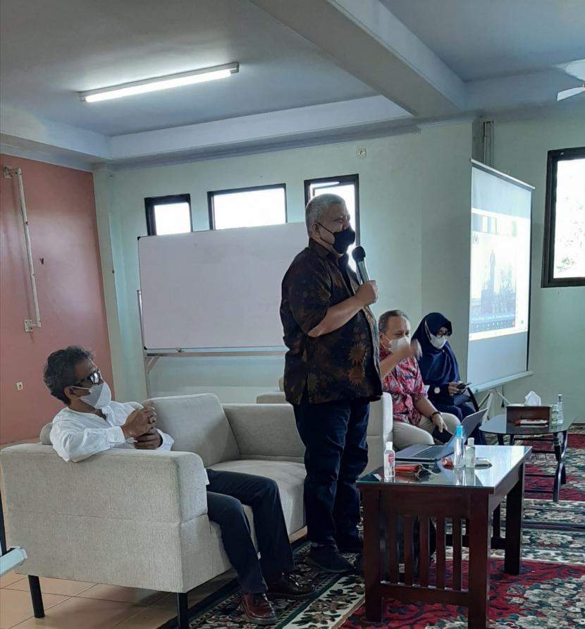 Zulfikri Anas (Plt  kepala Pusat Kurikulum dan Pembelajaran Kemendikbud) menyampaikan materi di acara diskusi tentang penyelenggaraan pendidikan berprespektif hak anak di SMAIT Raudathul Jannah, Cilegon, Banten,  Sabtu (1/1).