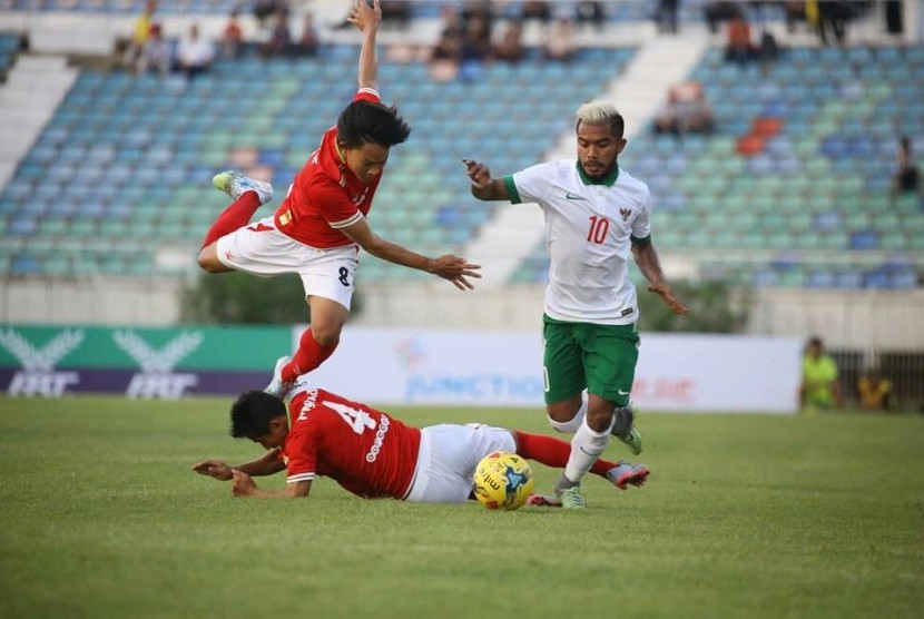 Zulham Zamrun (kanan) saat berduel bola dengan dua pemain Myanmar dalam laga uji coba di Yangon, Jumat (4/11).