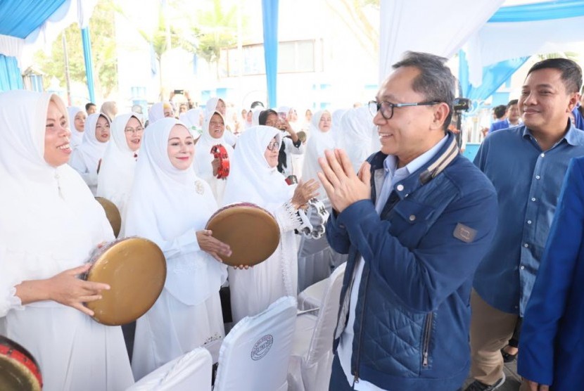 Zulkifli Hasan diberi kehormatan melantik Gabungan Relawan Nasional Prabowo-Sandi se Provinsi Riau, Senin (12/11).