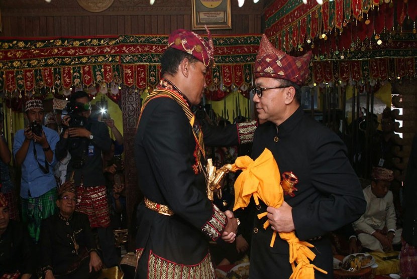 Zulkifli Hasan menerima lencana kerajaan di Liwa, Lampung Barat.