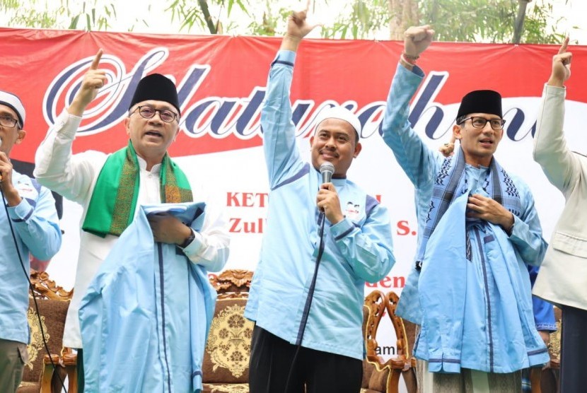 Zulkifli Hasan mengajak calon Wakil Presiden Sandiaga Uno bersilaturrahmi menemui KH Nonop Hanafi, Pimpinan Pondok Pesantren Miftahul Huda Ciamis, Jawa Barat, Senin (15/10).