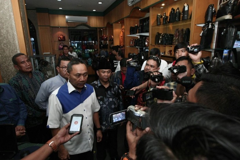 Zulkifli Hasan meninjau industri UMKM di sentra industri kerajinan kulit Tanggulangin, Sidoarjo, Jawa Timur, Kamis (12/5)..