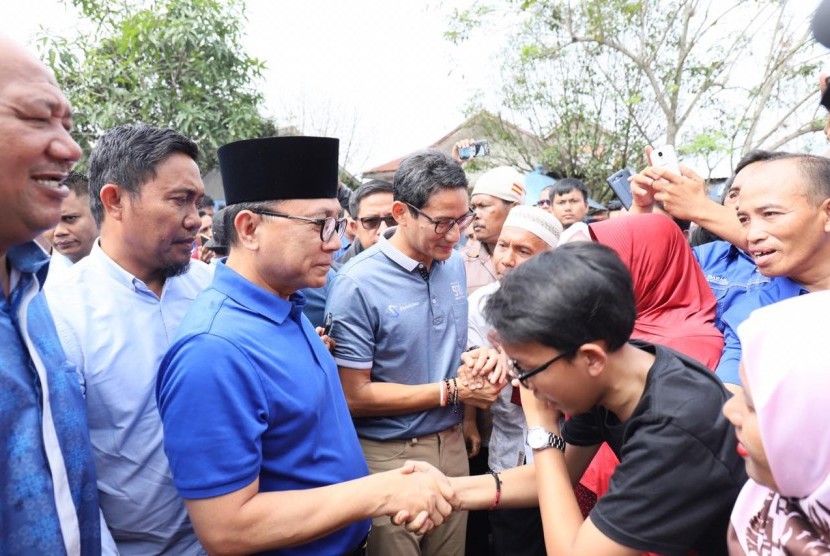 Zulkifli Hasan saat menyapa pedagang pasar tradisional Tanjung Pura Langkat bersama Cawapres Sandiaga Uno, Ahad (11/11).