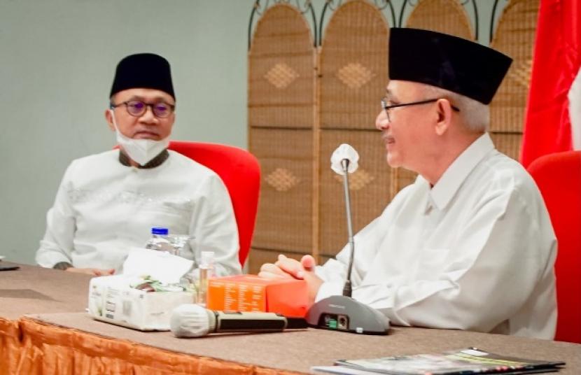 Wakil Ketua MPR RI Zulkifli Hasan bersilaturahim berbincang dengan Ketua Umum Lembaga Dakwah Islam Indonesia, KH  KH Chriswanto Santoso 