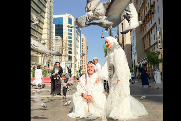 Zumi Zola dan Putri Zulkifli Hasan, resmi menikah. Pernikahan dilakukan di Masjid Nabawi, Madinah, Arab Saudi, pada Kamis (5/12/2024).