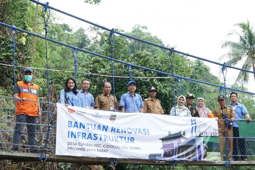 Zurich Syariah berkolaborasi dengan Rumah Zakat untuk membangun jembatan dan renovasi mushola madrasah di Desa Ciparay, Kecamatan Cidolog Kabupaten Ciamis.