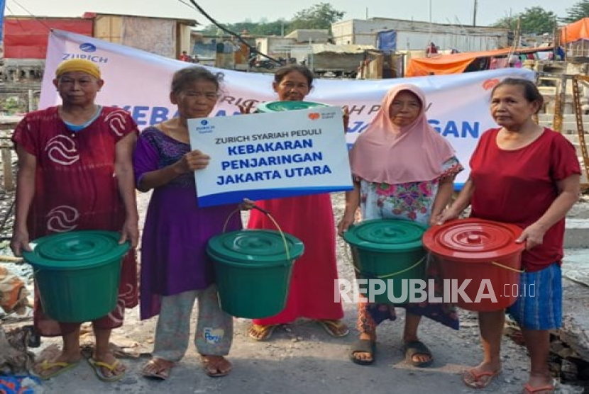  Zurich Syariah menggandeng Rumah Zakat menyalurkan 100 paket hygiene kit. 