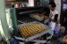  Pekerja memanggang kue kering saat produksi kue kering di kawasan Kwitang, Jakarta Pusat, Ahad (28/6). (Republika/Agung Supriyanto)