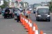 Petugas Dinas Perhubungan Lalu Lintas dan Angkutan Jalan Raya (Dishub LLAJ) memasang marka pembatas jalan di jalur mudik Cikampek, Jawa Barat, Ahad (12/7). (Republika/Agung Supriyanto)