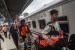 Arus Mudik dan Arus balik mudik Stasiun Senen. Sejumlah pemudik turun dari kereta api Bogowonto Lempuyangan-Pasar Senen di Stasiun Senen, Jakarta Pusat, Jum’at (7/6).