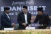 Menteri Agama Lukman Hakim Saifuddin (tengah) berjabat tangan dengan Ketua MUI Yusnar Yusuf (kanan) dan Ketua Komisi VIII DPR Ali Taher (kiri) usai memberikan keterangan Sidang Isbat di kantor Kementerian Agama, Jakarta, Senin (3/6).