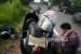 Pemudik membetulkan sepeda motor yanh mogok saat melakukan perjalanan mudik di kawasan  Bekasi, Jawa Barat.