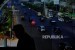 Petugas memantau arus lalu lintas kendaraan melalui CCTV (ilustrasi) 