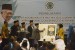 Ketua Umum MUI KH. Ma'ruf Amin (ketiga kanan) bersama Menteri Kesehatan Nila F Moeloek (kedua kanan) melakukan tanda tangan saat peluncuran buku Himpunan Fatwa MUI dan Himpunan Fatwa Perbankan Syariah sekaligus pembukaan Rapat Koordinasi Fatwa MUI di Depok, Jawa Barat, Kamis (25/7).