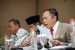 Bendahara Asphurindo Edi Sofyan (dari kiri ke kanan), Wakil Ketua Umum Asphurindo Hafidz Taftazani, Kuasa Hukum Asphurindo Ihksan Abdullah memberikan keterangan kepada media saat konferensi pers di Hotel Sofian Betawi, Jakarta, Selasa (6/2).