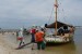 Sejumlah pengunjung menaiki perahu di pantai Taman Impian Jaya Ancol Jakarta, untuk berkeliling di sepanjang pantai tersebut, Selasa (25/12).