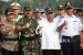 Kapolri Jenderal Tito Karnavian (dari kiri ke kanan) bersama Panglima TNI Marsekal Hadi Tjahjanto, Menteri PUPR Basuki Hadimuljono dan Gubernur DKI Jakarta Anies Baswedan berfoto bersama seusai apel Operasi Kepolisian Terpusat (Ketupat) 2018 di Lapangan Monas, Jakarta, Rabu (6/6).