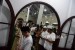 Saat Corona Merombak Tradisi Ramadhan Berusia Ratusan Tahun. Sejumlah umat Muslim saat melaksanakan sholat tarawih di Masjid Jami Al-Makmur, Cikini, Jakarta.