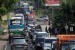 Sejumlah kendaraan terjebak kemacetan di kawasan Limbangan, Garut, Jawa Barat, Senin (11/6).