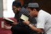 Umat Muslim membaca Al Quran di Masjid Cut Mutia , Jakarta, Kamis (17/5).