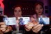 e-Money Edisi Khusus Star Wars. Model menunjukan kartu uang elektronik Bank Mandiri edisi khusus Star Wars di Jakarta, Rabu (13/12).