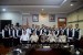 Menteri Kesehatan Nila F Moeloek berfoto bersama usai memberikan arahan saat pelepasan tim advance dan tim Petugas Penyelenggara Ibadah Haji (PPIH) Bidang Kesehatan di Kantor Kementerian Kesahatan, Jakarta, Senin (1/7).