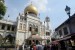 37 Masjid di Singapura Galang Dana untuk Buka Puasa . Foto: Wisatawan menikmati suasana kawasan Masjid Sultan di Kampung Glam, Singapura, Jumat (16/8).