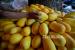 Pedagang menata buah timun suri di Pasar Induk Kramat Jati, Jakarta, (ilustrasi). Timun suri telah lama dikenal sebagai salah satu obat pereda panas dalam.