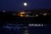 Bulan purnama terlihat di atas desa Pulau Sehel di tepi barat sungai Nil di kota Aswan, Mesir, Selasa (7/3/2023).