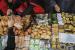 Warga memilih makanan untuk berbuka puasa di Pasar Takjil Bendungan Hilir (Benhil), Jakarta, Senin (4/4/2022). Pasar takjil yang digelar setiap bulan Ramadhan tersebut dipadati warga untuk membeli aneka makanan berbuka puasa. 