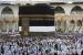 Ribuan jamaah haji mengelilingi Kabah di Masjidil Haram, di kota suci Makkah, Arab Saudi. Kasus travel yang diduga ilegal mencuat setelah 46 calon jamaah haji furoda dideportasi kembali ke Indonesia.