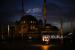 Orang-orang membeli chestnut panggang di sebelah masjid Taksim saat matahari terbenam pada hari pertama bulan suci Ramadhan, di Istanbul, Turki, Sabtu, 2 April 2022. Kenangan Ramadhan Komunitas Non-Muslim di Turki