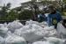 Petugas melakukan bongkar muat paket bahan pokok (ilustrasi). Pupuk Kaltim proaktif salurkan ribuan sembako bagi warga Bontang.