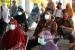 Jamaah calon haji antre mendaftar vaksinasi Covid-19 massal di Halaman Dinas Kesehatan Bantul, Yogyakarta, Selasa (6/4). Sebanyak 400 jamaah calon haji kategori lanjut usia mengikuti vaksinasi Covid-19 massal. Waktu penyuntikan vaksin Covid-19 dilakukan dua hari.