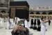 Jamaah umrah mengenakan masker untuk membantu menghentikan penyebaran virus corona saat mereka berfoto selfie di Masjidil Haram di kota suci Muslim Mekah, Arab Saudi, Minggu, 30 Mei 2021.