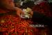 Pedagang cabai melayani pembeli. Jelang Lebaran, Harga Cabai Merah di Sukabumi Melonjak