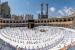 Masjidil Haram Dibuka untuk 150 Ribu Orang Selama Ramadhan. Umat Muslim, yang menjaga jarak, melakukan sholat Jumat saat mereka tiba untuk menunaikan Umrah, di Masjidil Haram, di kota suci Mekkah, Arab Saudi, 26 Februari 2021.