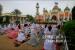 Muslim Pattani Thailand, menjalankan ibadah Shalat Id di sebuah masjid di Provinsi Pattani, Thailand Selatan, Ahad (24/5).