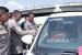 Kapolresta Bandung Kombes Pol Kusworo Wibowo tengah mengecek mobil taksi online yang dicuri oleh begal di Pangalengan, Kabupaten Bandung beberapa waktu lalu, Selasa (16/4/2024). 