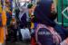 Pengunjung memilih pakaian di Pasar Beringharjo, Yogyakarta. BI Provinsi Riau mengingatkan masyarakat agar tidak gegabah dan bijak berbelanja selama Ramadhan dan Idul Fitri 2023 (ilustrasi).